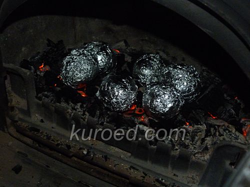 Печеная картошка с салом в фольге на углях, пошаговое приготовление - всю картошку уложить в печку на угли