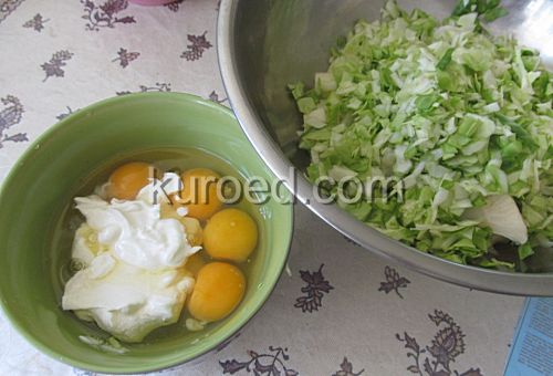 Капустно-кабачковые запеченные котлеты, пошаговое приготовление - Приготовить заливку: натереть сыр, добавить яйца и сметану