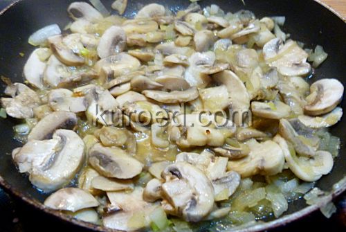 Перловка с грибами, пошаговое приготовление  - Поджарить грибы с луком
