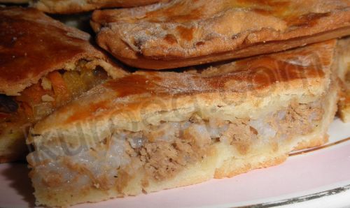 Пирог с 2-мя начинками - тушеной капустой и мясом