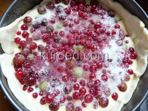Пирог с ягодами и творогом, пошаговое приготовление - поречка, крыжовник и творожный крем посыпаны сахаром