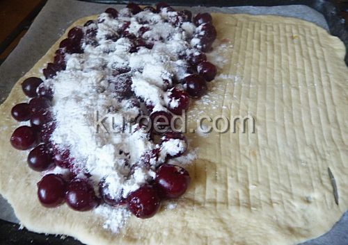 Пирог с вишнями, пошаговое приготовление - с краю на тесто выложить вишни, посыпать сахаром и крахмалом