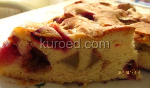 Бисквитный пирог со сливами, яблоками и грушами, срез