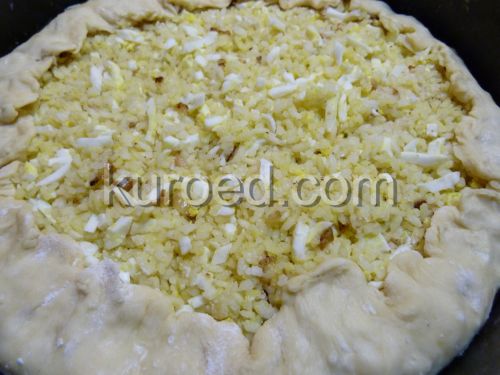 Пирог с рисом и яйцами, пошаговое приготовление - края теста загнуть