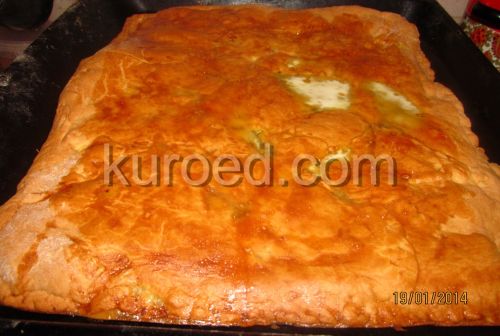 Песочный пирог с рисом и яйцами, размером 50х50 см. Перед выпечкой смазан желтком