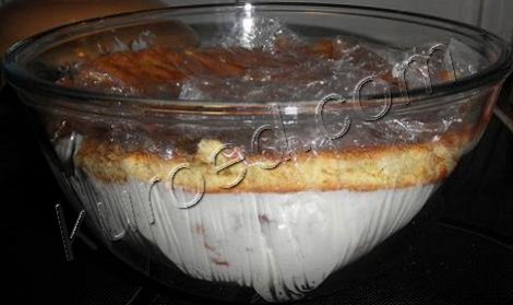 Торт Птичье молоко, пошаговое приготовление - крем залить в форму и накрыть бисквитным коржом