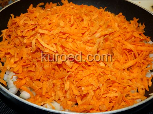 Рыбные котлеты под маринадом, пошаговое приготовление - добавить морковь