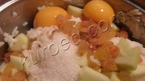 рисовый пудинг, приготовление  - к рису добавить желтки, яблоки и изюм