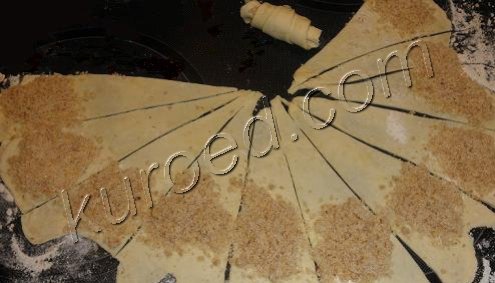 Будущие рогалики с орехами, фоторецепт - раскатать тесто и порезать на треугольники