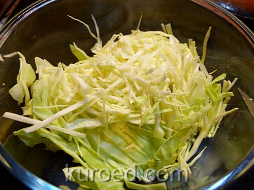 Салат  из капусты, огурцов и помидоров, пошаговое приготовление - тонко нашинковать капусту, помять руками