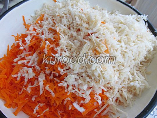 Салат из моркови с сельдереем, пошаговое приготовление - овощи натереть на терке