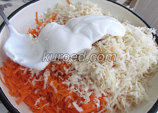 Салат из моркови с сельдереем, пошаговое приготовление - добавить сметану