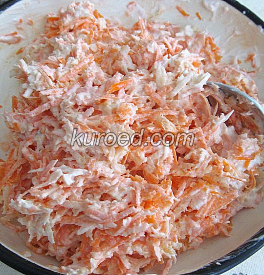 Салат из моркови с сельдереем и сметаной