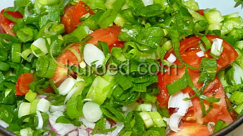 Салат  из капусты, огурцов и помидоров, пошаговое приготовление - нарезать помидоры, огурцы, лук и зелень