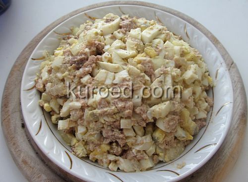 Cалат из печени трески с луком и яйцами