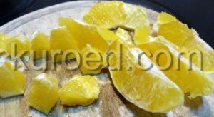Салат Соблазн, приготовление - нарезать апельсин