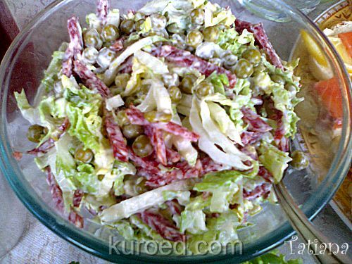 Салат с капустой, копченой колбасой и огурцами