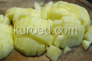 Салат Свидание, приготовление - нарезать кубиками яблоки