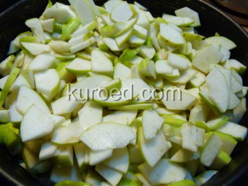 Яблочный пирог с орехами, фоторецепт - Нарезаем яблоки прямо в форму