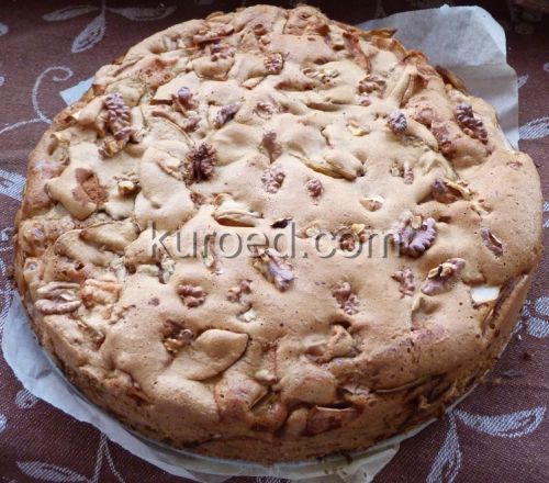 Яблочный пирог с орехами, фоторецепт - Остывший пирог ивлечь и формы