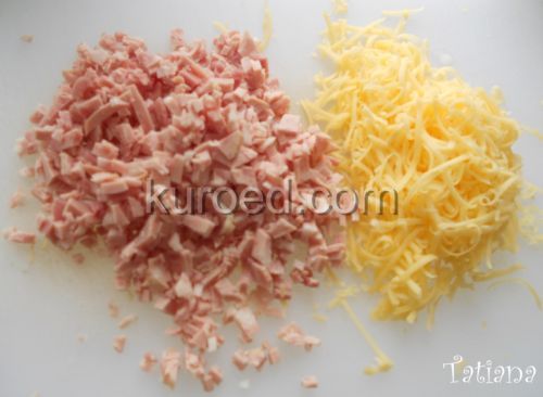Сырные лепешки с начинкой, фоторецепт - нарезать ветчину, колбасу, натереть сыр