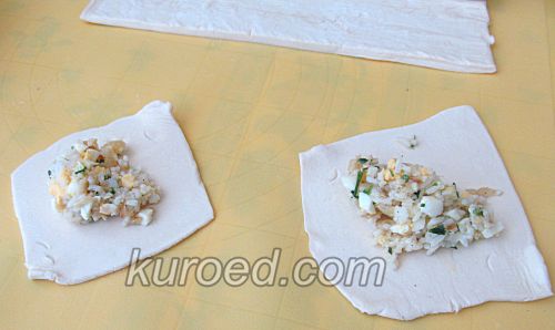 Слоеные пирожки с рисом и яйцами, пошаговое приготовление - на тесто выложить начинку