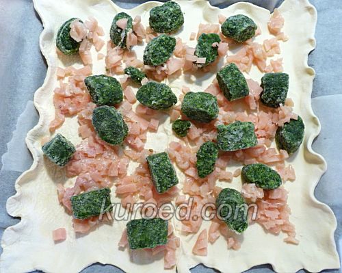 Слоеный пирог с курицей, сыром и шпинатом, пошаговое приготовление - на тесто выложить курицу и шпинат