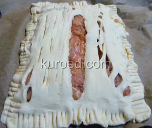 Слоеный пирог с курицей, пошаговое приготовление  - Накрыть второй половиной теста, защипать края