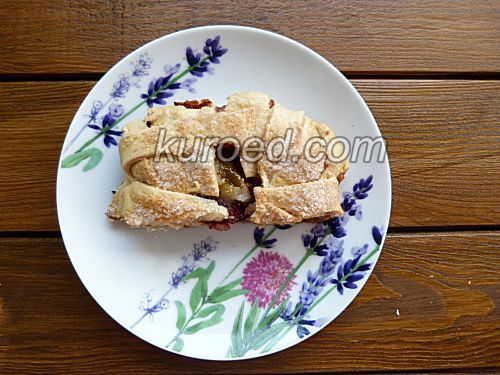 Слоеный пирог со сливами на тарелке