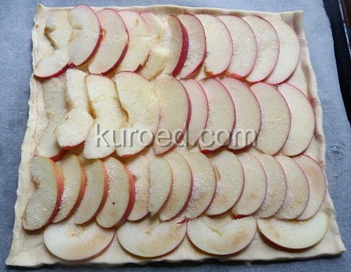 Слойка с яблоками, пошаговое приготовление - яблоки выложить на тесто