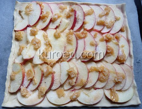 Слойка с яблоками, пошаговое приготовление - Выложить  карамель на яблоки