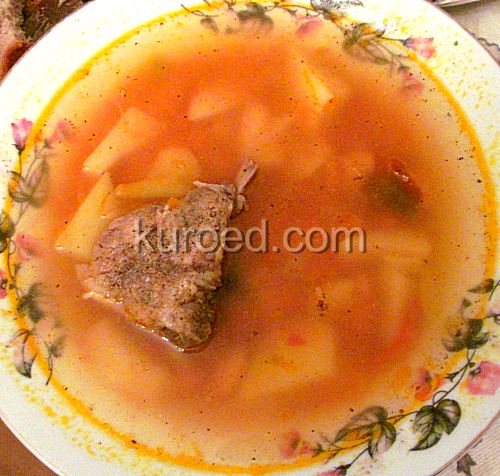 Суп из свиных ребер и домашней консервированной фасоли с морковью и томатным соусом