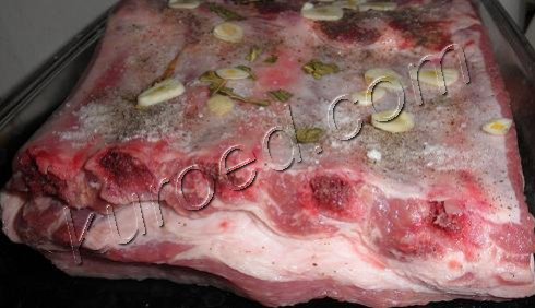 Свиные ребра в духовке, пошаговый - мясо уложить в форму для запекания