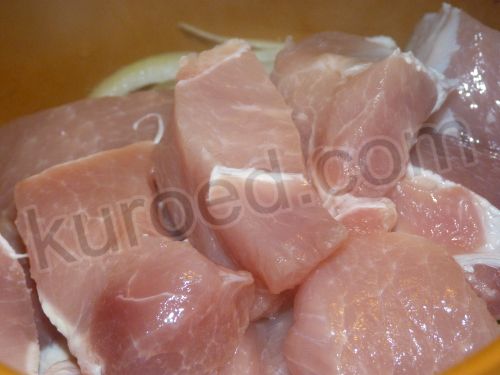Свинина тушеная с яблоками, пошаговое приготовление - В керамический горшок выложить лук и мясо