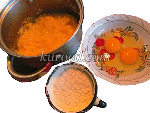 Тыквенные оладьи из каши, пошаговое приготовление  - В кашу добавить яйца и муку