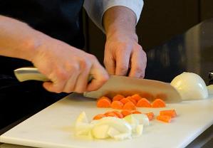 Суп тыквенный с фуа-гра, приготовление - Нарежьте лук и морковь кубиками