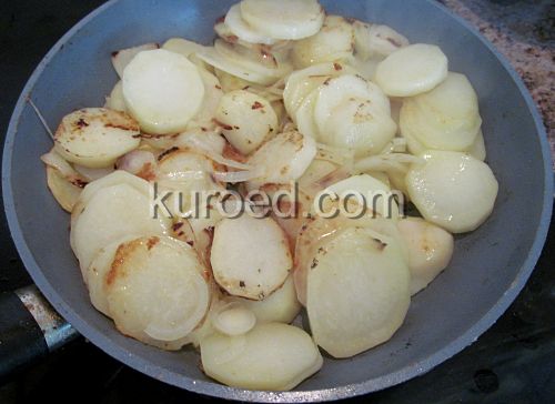 тортилья с картофелем, пошаговое приготовление - поджарить картошку и лук
