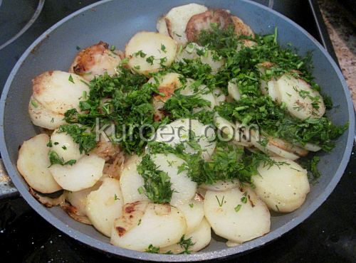 тортилья с картофелем, пошаговое приготовление - посыпать нарезанной зеленью