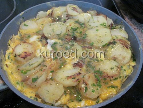 тортилья с картофелем, пошаговое приготовление - залить яйцами