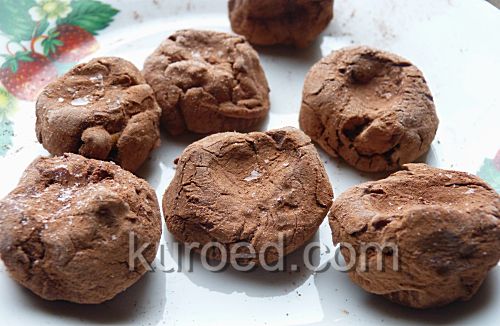 Шоколадные трюфели с орехами, сформованные вручную