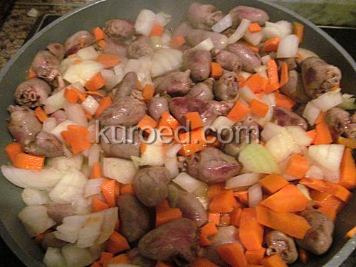 Тушеные куриные сердечки, пошаговое приготовление - Добавить лук и морковь