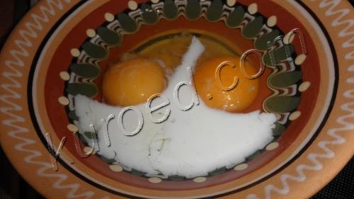 Взбитый омлет, приготовление  - Яйца взбить с молоком