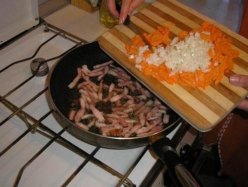 Суп полевой,пошаговое приготовление - Обжариваем лук и морковь
