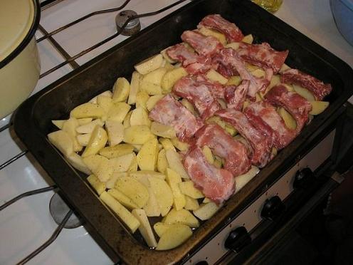 Мясо с картошкой  в духовке, фоторецепт - мясо выложить поверх картошки