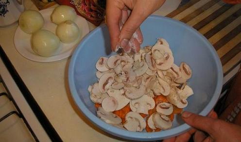 Мясо с картошкой  в духовке, фоторецепт - режем грибы
