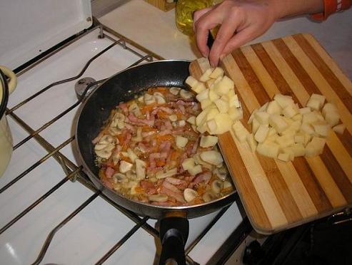 Суп полевой, пошаговое приготовление - Режем картофель