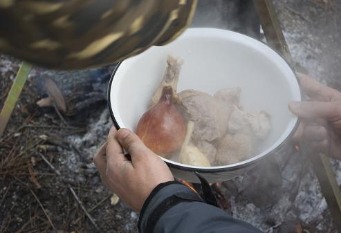 Царская уха, пошаговое приготовление - из бульона достать курицу