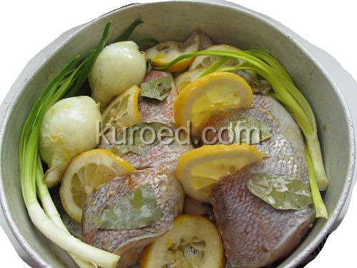 Морской окунь запеченный с лимоном, пошаговое приготовление - Рыбу и лук уложить в форму