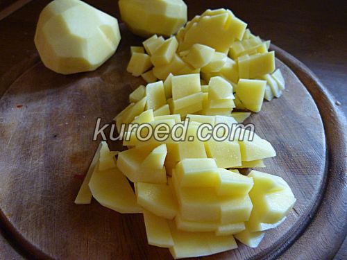 Запеканка с фаршем, картофелем и баклажанами, пошаговое приготовление  - нарезать картошку