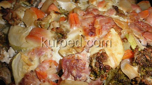 Овощное рагу с курицей, брокколи, картофелем, кабачками и морковью